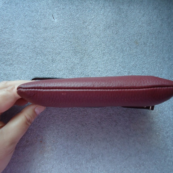 Kate Spade Cobble Hill Bee Burgundy Red Pebbled Leather Wristlet J183 - Picture 6 of 12